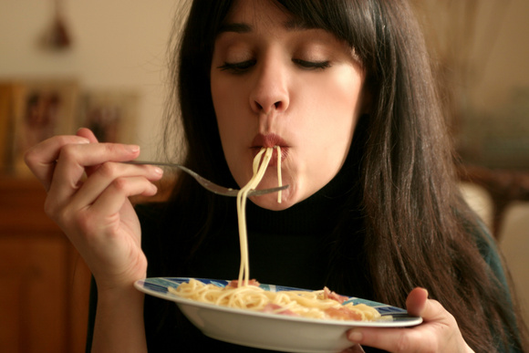 Faire du bruit en mangeant donnerait plus de goût aux plats