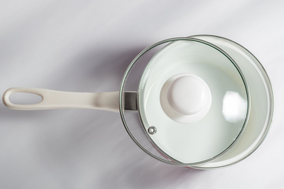 Vous avez des poêles ou des casseroles noircies ? Cet ingrédient basique du placard peut faire des miracles pour les récupérer