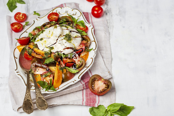 Salade de légumes du soleil grillés à la burrata - Adobestock 