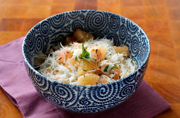 Salade de vermicelles de riz au pamplemousse et crevettes. Silvia Santucci
