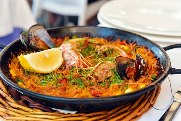 “Servez le plat au milieu de la table et partagez ” : Pour changer de la paella, Laurent Mariotte partage la recette de la fideua espagnole !