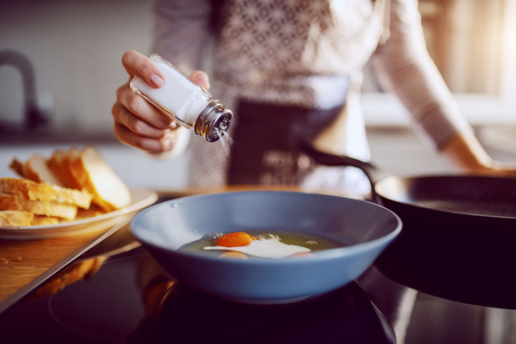 Quels aliments éviter à cause de l'hypertension ? Adobestock