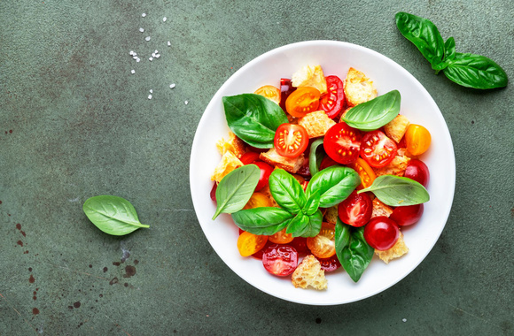 Que faire avec du pain rassis ? Julie Andrieu partage sa recette parfaite pour l’utiliser dans une salade !