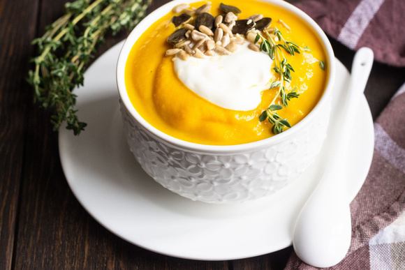 Cyril Lignac partage sa recette du cappuccino de butternut et lard croustillant, une entrée idéale pour les fêtes !