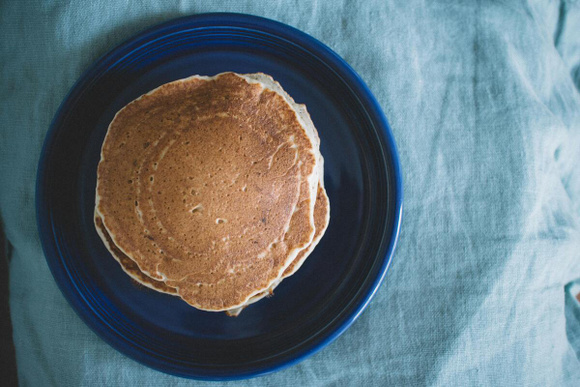 Plus d’idées pour le petit-déjeuner ? Testez cette recette de pancakes brouillés sains, prêts en quelques minutes seulement !