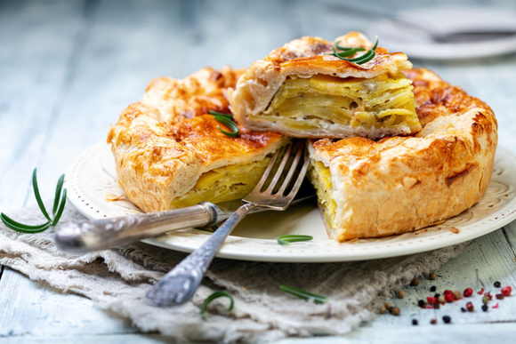 “Elle est l’une des reines de l’hiver” : ce chef étoilé vous partage sa recette gourmande de tartiflette, façon tourte !