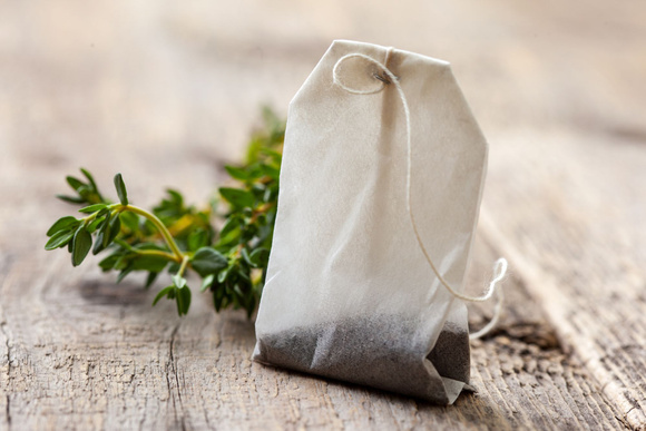 Éloignez facilement les nuisibles de votre jardin avec les restes de cette boisson que l’on a tous dans nos placards !