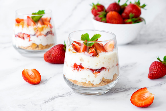 Tiramisu citron et fraises : voici la recette de ce délice d’été de Cyril Lignac dans Tous en cuisine