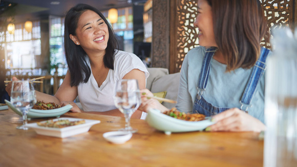 “Les early dinner” : pourquoi les Français ont tendance à dîner de plus en plus tôt au restaurant ?