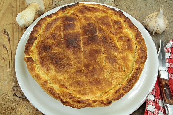 Tourte aux cèpes. Adobestock