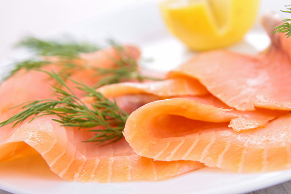 Carpaccio de saumon aux baies roses et citron. Adobestock