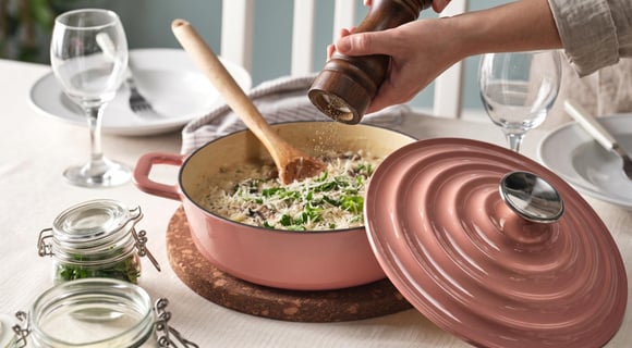 Ikea lance sa propre cocotte de style Le Creuset : un modèle rose canon à moins de 50 euros
