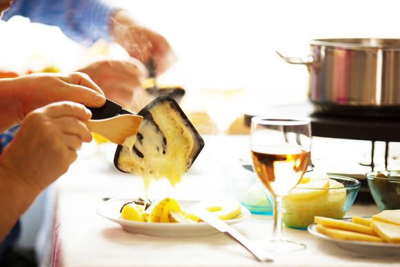 Faire une raclette en appartement sans avoir d'odeurs ? Adobestock