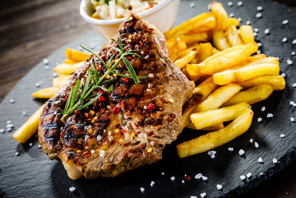 Pourquoi faudrait-il éviter d’associer un steak avec des pommes de terre ?