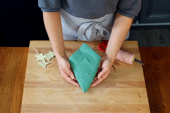 Comment faire un pliage de serviettes en forme de sapin de Noël ?