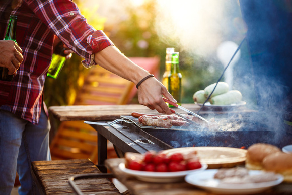Barbecue : une virologiste partage les règles d’or pour éviter les intoxications alimentaires cet été !