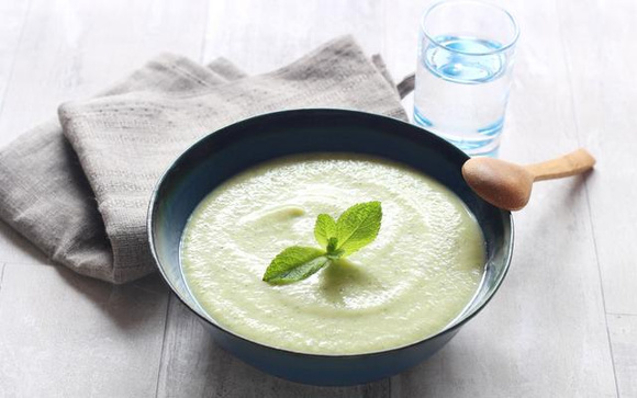 Fraîche et facile à préparer, cette soupe froide courgettes ricotta et menthe va devenir votre recette favorite de l’été