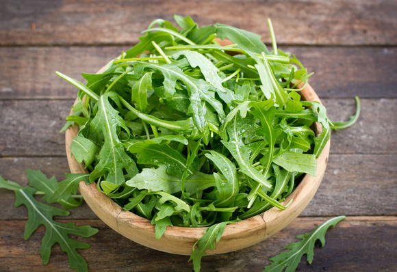 "Ne les jettez surtout pas" : une cheffe partage son astuce pour transformer les pousses de roquette flétries en une délicieuse sauce !