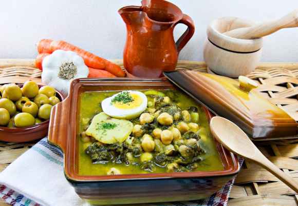 Espinacas con garbanzos (Adobe Stock)