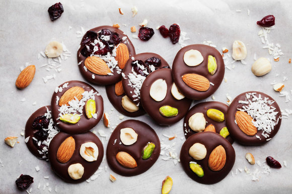 Vous n’avez pas à être chocolatier pour réussir de beaux mendiants pour Noël avec cette recette express !