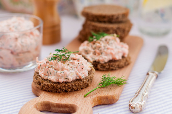 Une recette de dernière minute délicieuse pour l’apéritif ou l’entrée de Noël : voici comment faire une bonne rillette de saumon !