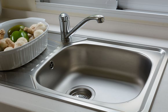 À quelle fréquence faut-il laver son évier de cuisine pour éviter qu’il ne devienne un nid à bactéries ?