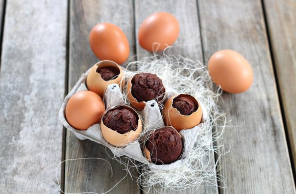 Muffins au chocolat dans des coquilles d'oeuf. Silvia Santucci