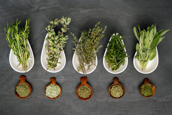 Fraîches ou séchées : comment bien choisir ses herbes aromatiques pour ne pas ruiner sa recette
