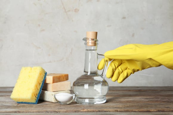 Le vinaigre blanc et le vinaigre ménager ne sont pas identiques : en quoi ils diffèrent et comment les utiliser correctement