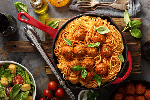 “Convivial, familial !” : Laurent Mariotte dévoile sa recette de spaghetti aux tomates et boulettes