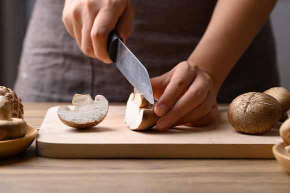 Vous ne vous couperez plus jamais après avoir appris cette technique de chef pour bien tenir son couteau