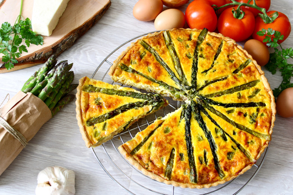 Comment faire une tarte aux asperges irrésistible ? Hélène Darroze livre ses astuces et sa recette !