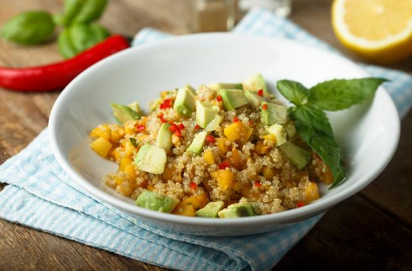 Salade de quinoa, avocat et mangue. Adobestock