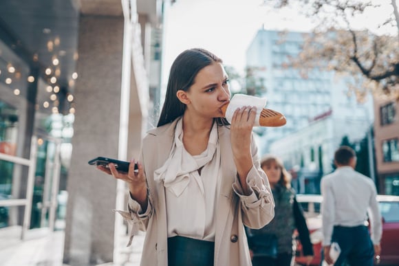 Est-ce une bonne idée de manger debout ?