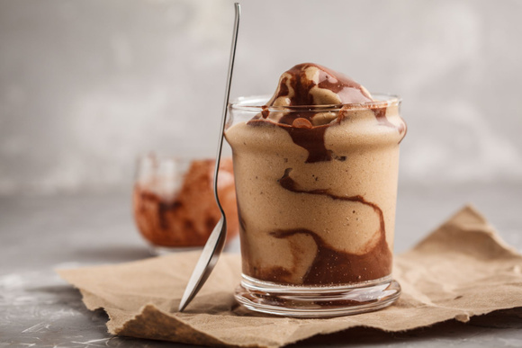 Glace au chocolat sans sucre et sans crème . Adobestock