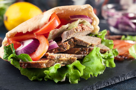 Pourquoi appelle-t-on les kebabs des sandwichs grecs ?