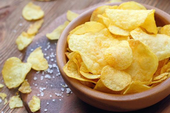 Apéro : 60 millions de consommateurs dévoile les 3 meilleures chips et tuiles nature à privilégier