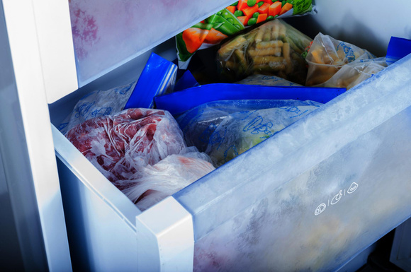 Congélation : ces 5 aliments du quotidien qu'il ne faut JAMAIS mettre au congélateur