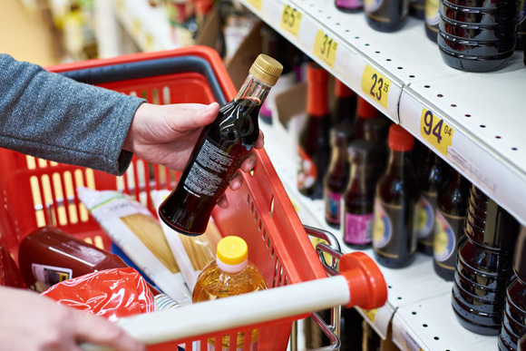 Comment reconnaitre une bonne sauce soja d'une mauvaise ? Cette astuce va changer le goût de vos plats !