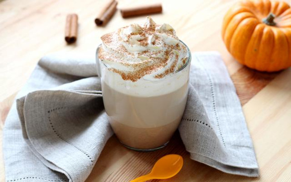 Voici comment reproduire la boisson de cet automne, un pumpkin spice latte comme chez Starbucks !