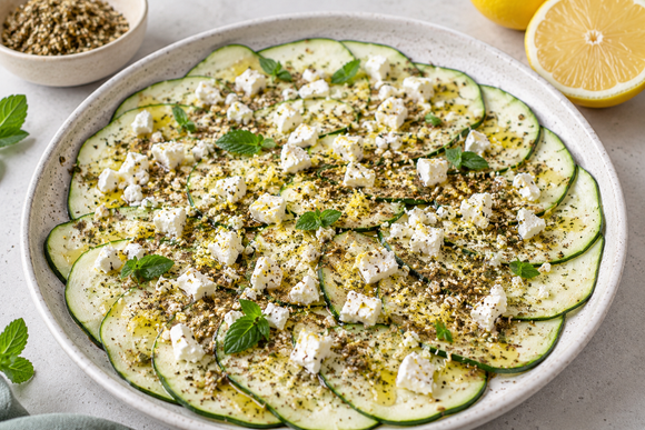 Prête en moins de 5 minutes avec seulement 3 ingrédients : cette recette de carpaccio de courgettes va scotcher vos invités