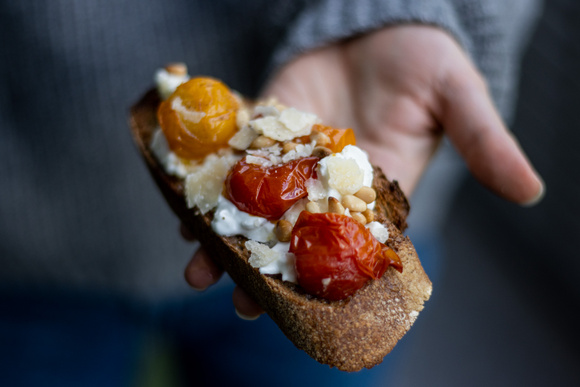 Bruschettas de tomates cerises et burrata. Yoann Gloaguen