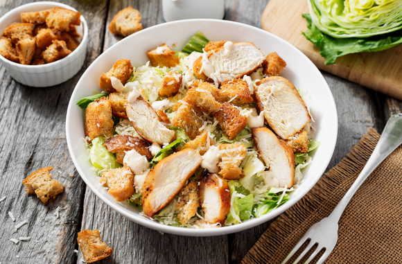 La salade César est-elle une bonne option si l’on souhaite manger léger ? Cette nutritionniste répond