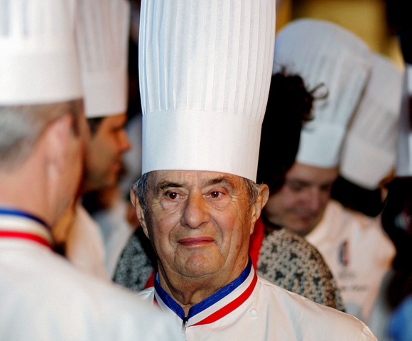 Pourquoi ne pas tester pour les fêtes la recette de la célèbre soupe VGE aux truffes de Paul Bocuse ?