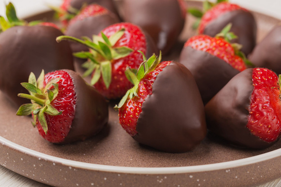 “Une recette ultra simple et ultra gourmande” : si vous aimez les fraises et le chocolat, Norbert Tarayre va vous rendre heureux !