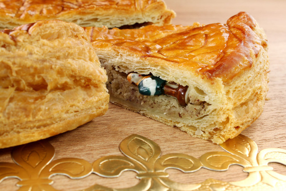 Épiphanie : pourquoi cacher une fève dans les galettes des rois ?
