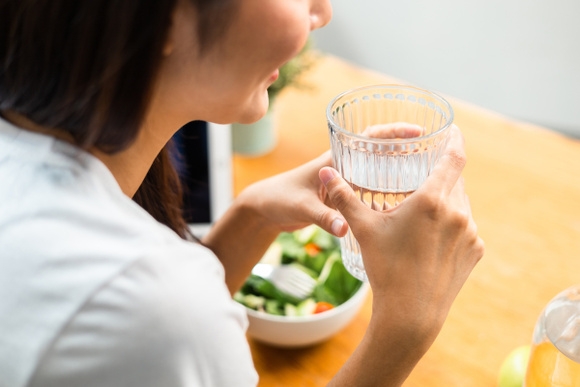 Boire de l’eau en mangeant perturbe-t-il vraiment la digestion ?