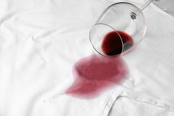 Je l’ai testé personnellement et ça fonctionne  ! Pourquoi faut-il mettre du vin blanc sur une tache de vin rouge pour l’enlever ?