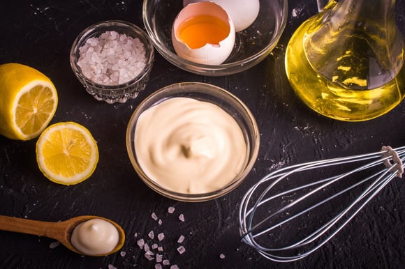 Mayonnaise ratée : en ajoutant ce simple ingrédient à votre sauce, elle sera de nouveau parfaite !