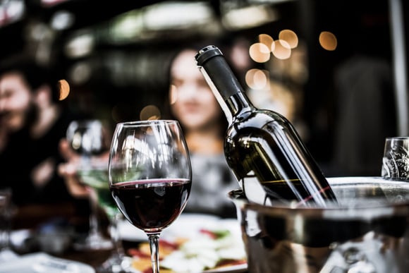 Une bouteille de vin rouge ouverte se conserve 3 à 5 jours. Adobestock